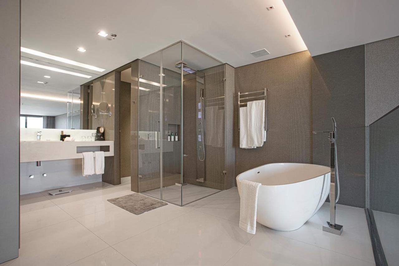 Suryaa Hotel Pinhais, Curio Collection By Hilton Exteriör bild